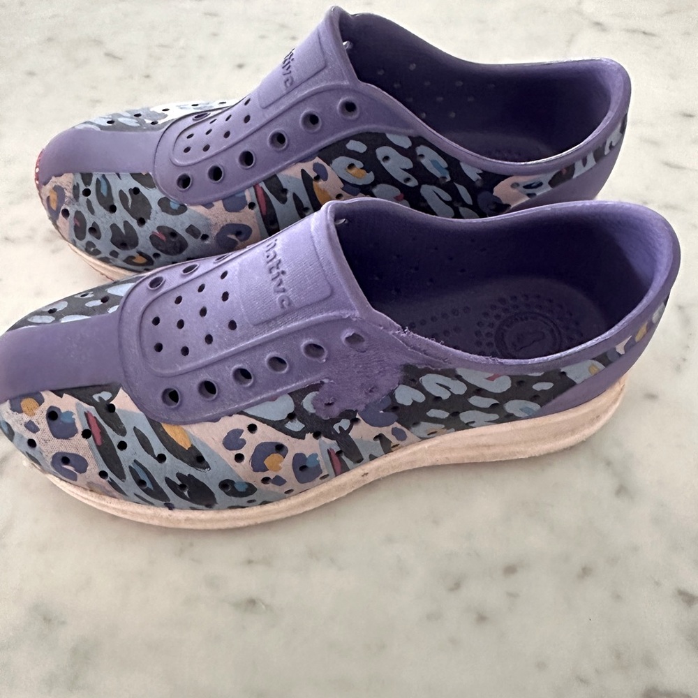 Native girls sneakers in purple cheetah